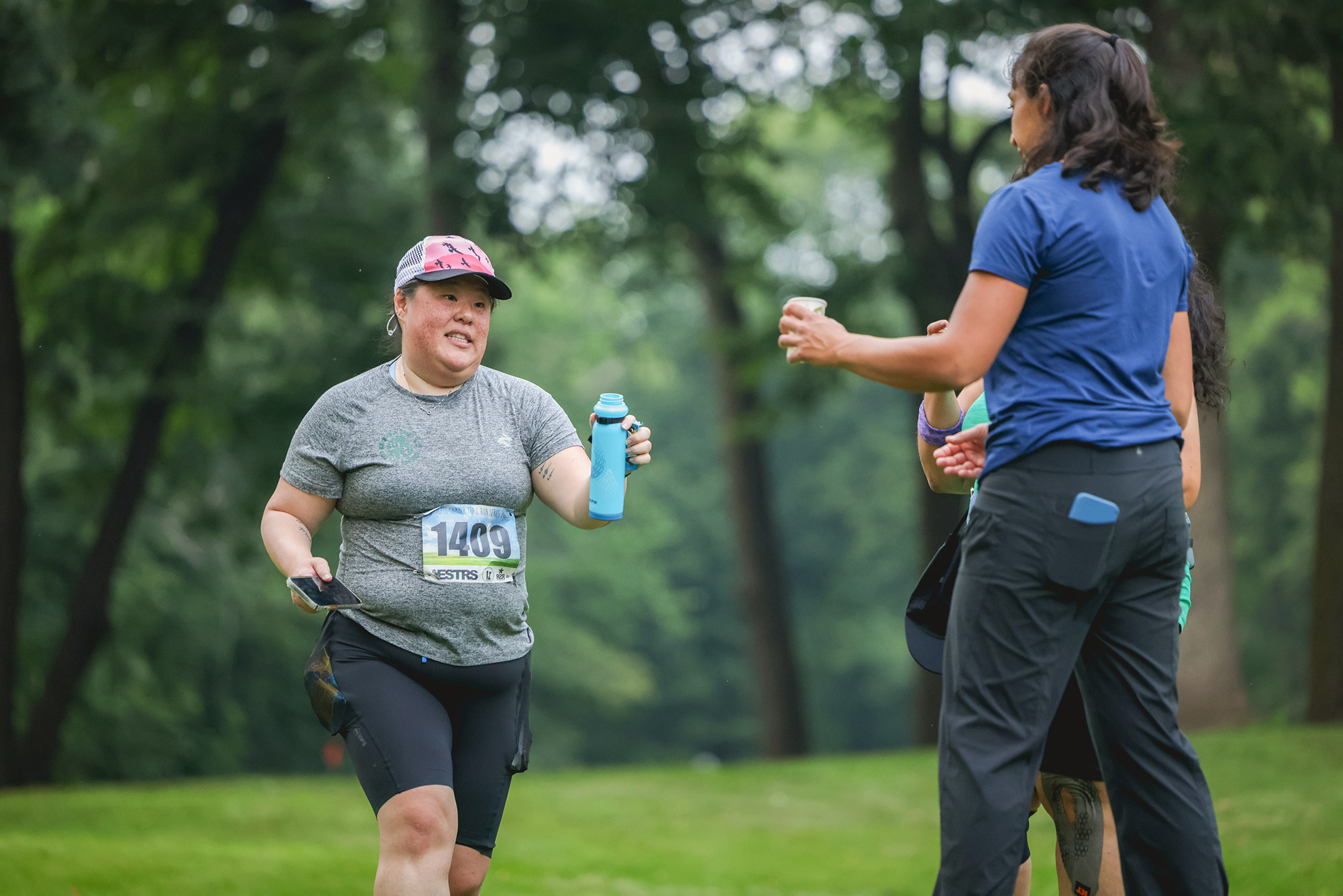 Chole Getting a Refill at ESTRS SLP 5MI in 2025 - Photo Credit Scott Rokis